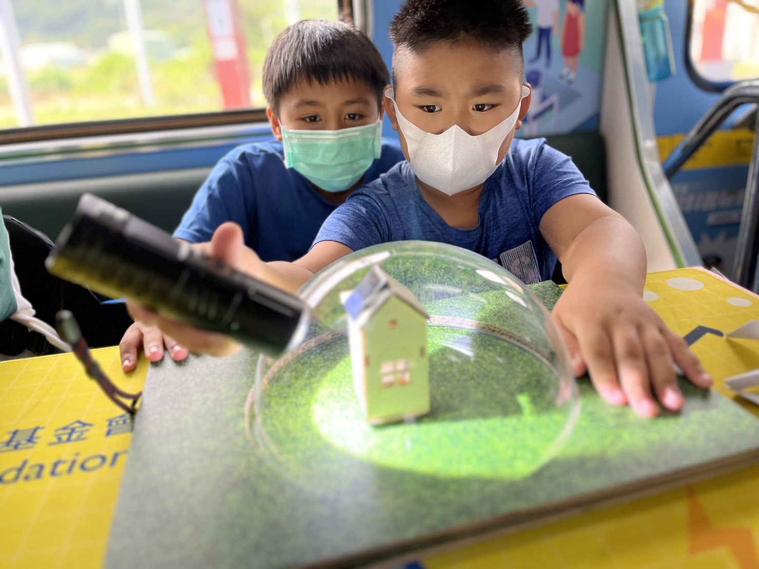恒峰g22參與基礎科學主題車廂，以STEAM教學精神，設計「逐日科學家」、「太陽能工程師」以及「淨零建築師」三大能源科普課程和實驗